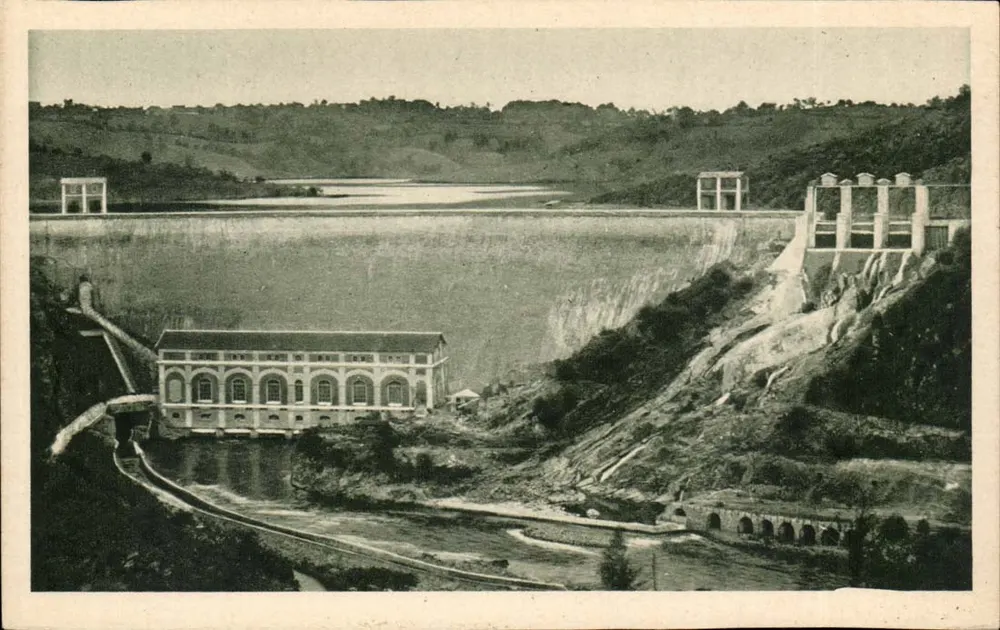 Eguzon (Indre) — Die Fabrik, der Staudamm und der See - Vorderseite