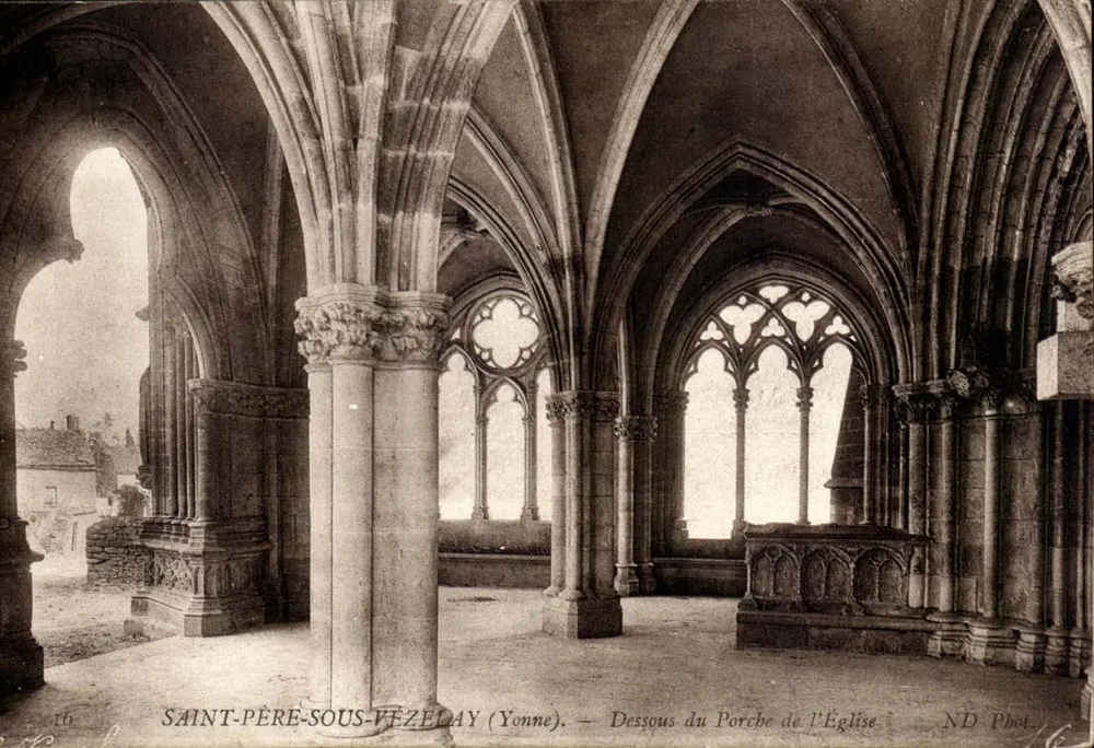 Saint-Père-sous-Vézelay (Yonne) — Unter dem Portal der Kirche — ND Fot. - Vorderseite