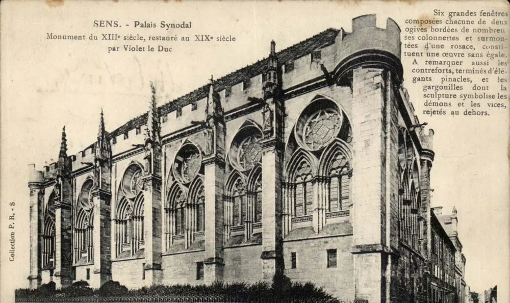 SENS - Palácio Sinodal — Monumento do XIIIº século, restaurado no XIXº século por Viollet-le-Duc - Frente