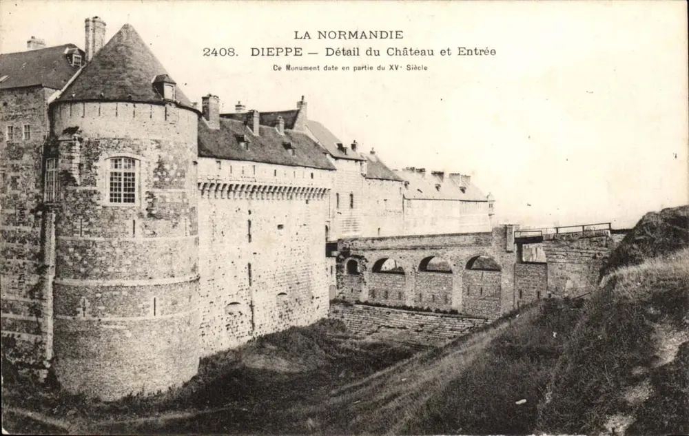 Dieppe — Detalhe do Castelo e Entrada — A Normandia, n°2408 - Frente