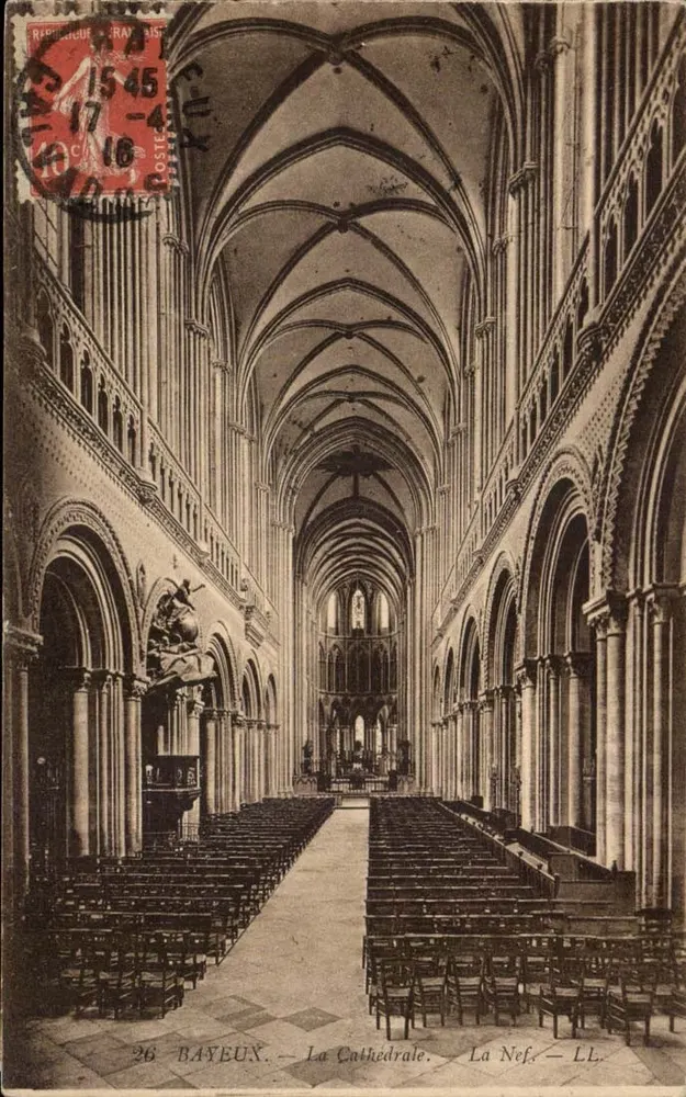 Bayeux — A Catedral — A Nave — LL. - Frente