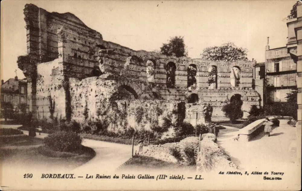 Bordeaux — Die Ruinen des Palais Gallien (3. Jahrhundert) — LL. Au Khédive, 2, Allée de Tourny - Vorderseite