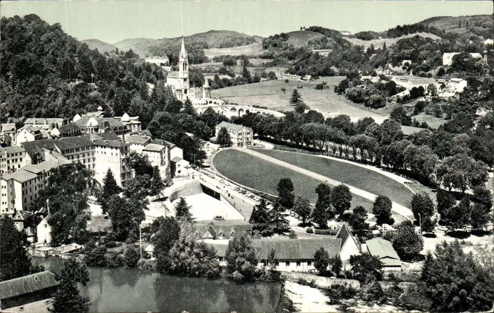 Lourdes (Hautes-Pyrénées) — A Basílica e a Igreja Subterrânea São Pio X — Combiér Imp. (S.-et-L.) - Frente