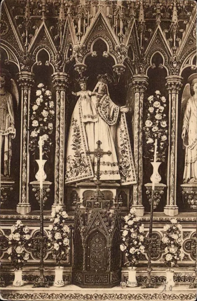 Nossa Senhora de Lourdes — estátua em um retábulo gótico adornado — ND Fot. n°65 - Frente