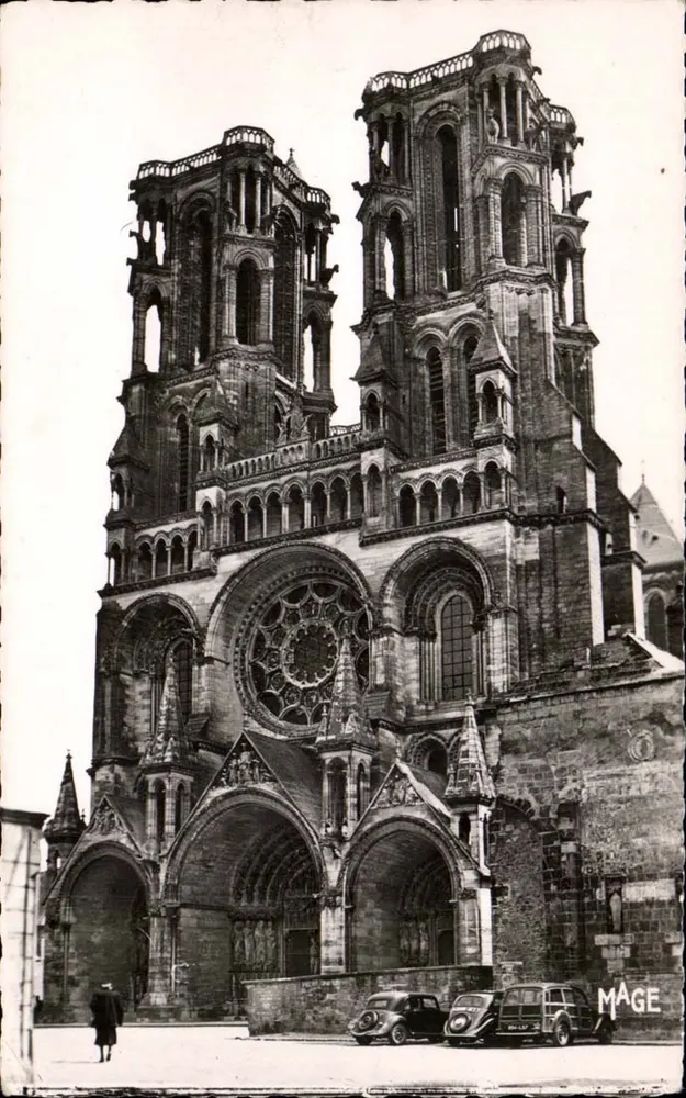 A Catedral de Laon — vista da fachada — MAGE - Frente