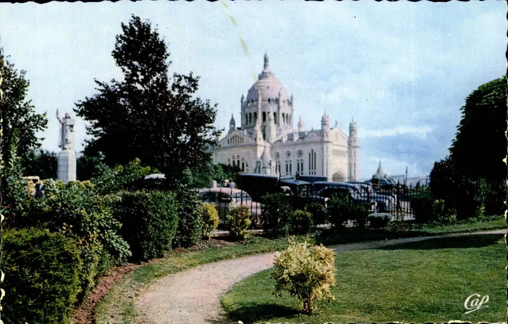 Lisieux — O Square em direção à Basílica — Lumicap - Frente
