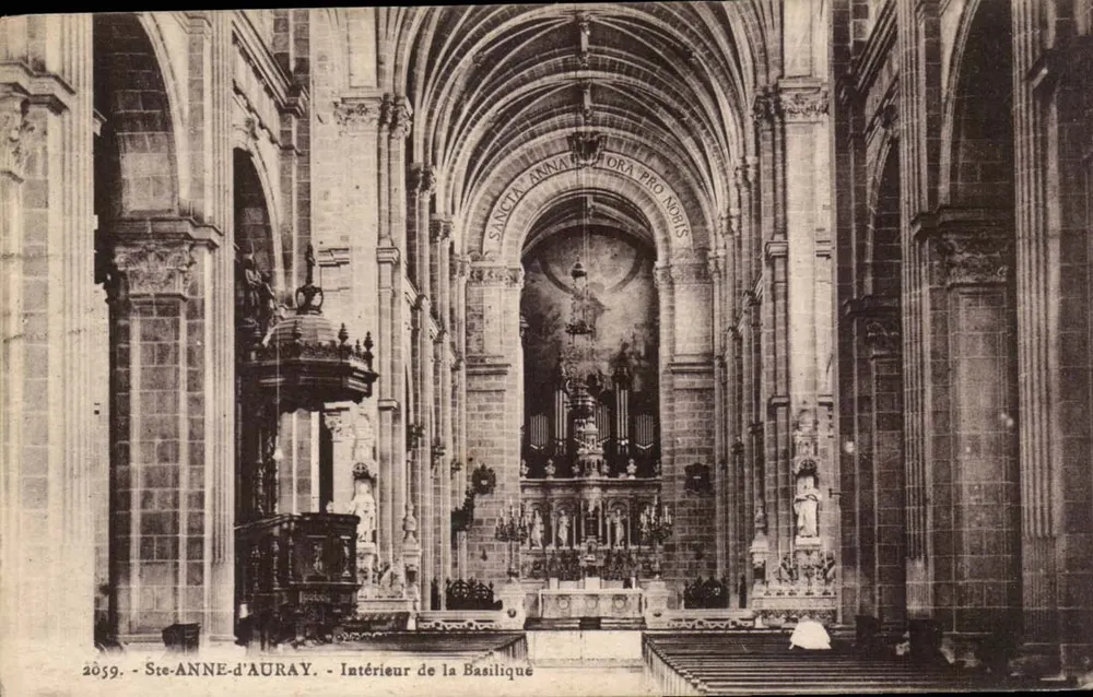 Ste-ANNE-d'AURAY - Interior da Basílica - Frente