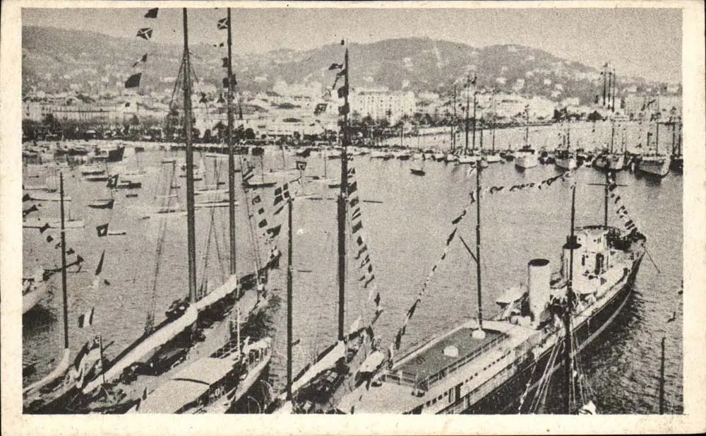 O porto de Cannes — vista do porto com barcos e montanhas no fundo — editor A 14 - Frente