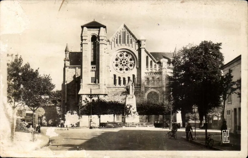 Kirche Saint-Jean und Kriegsdenkmal — Bar-le-Duc - Vorderseite