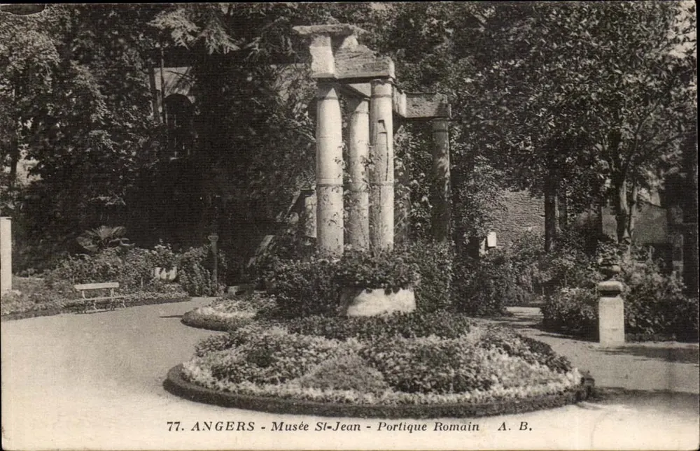 Angers - Museu Saint-Jean - Portique Romano — A. B. - Frente