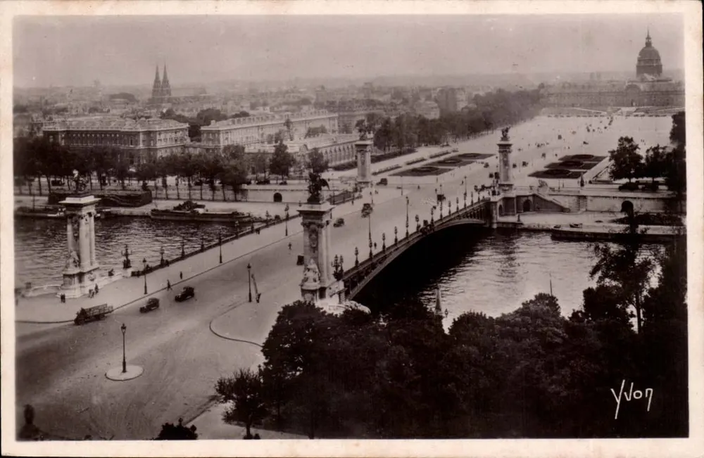 Pont Alexandre-III — vista sobre os Invalides — Yvon - Frente