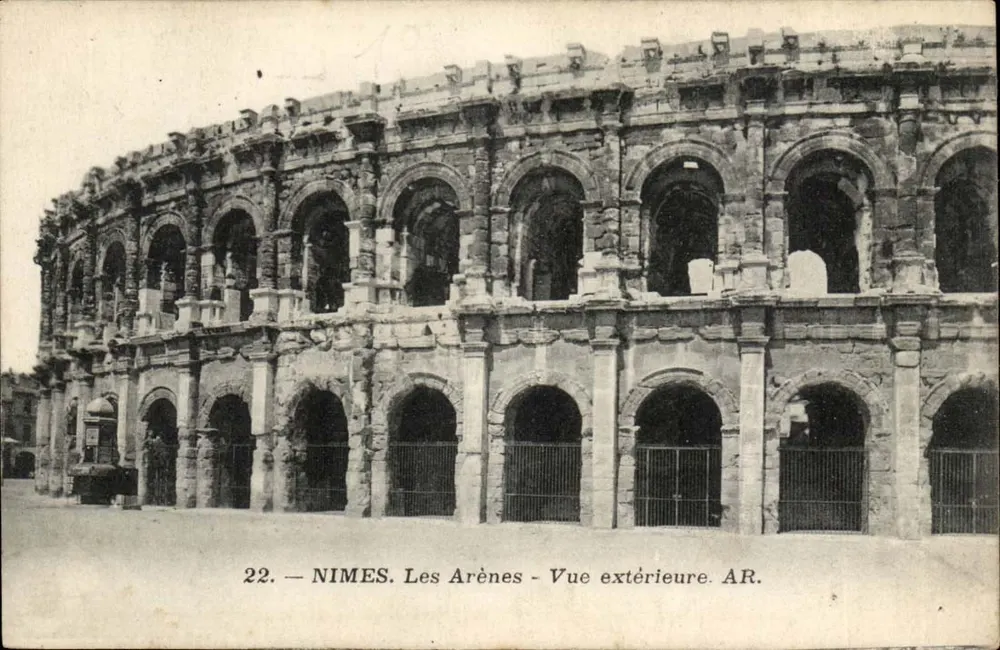 Nîmes — As Arenas - Visão externa — AR. - Frente
