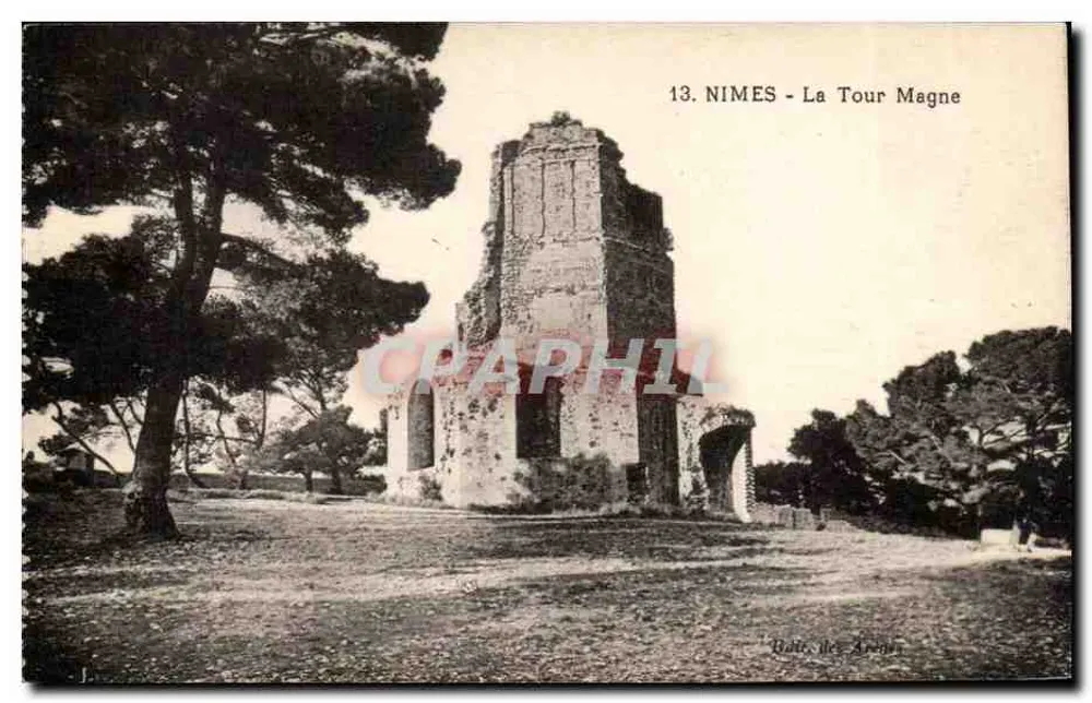 Nîmes - A Torre Magne — Ruínas de um antigo edifício — Baía dos Aven - Frente