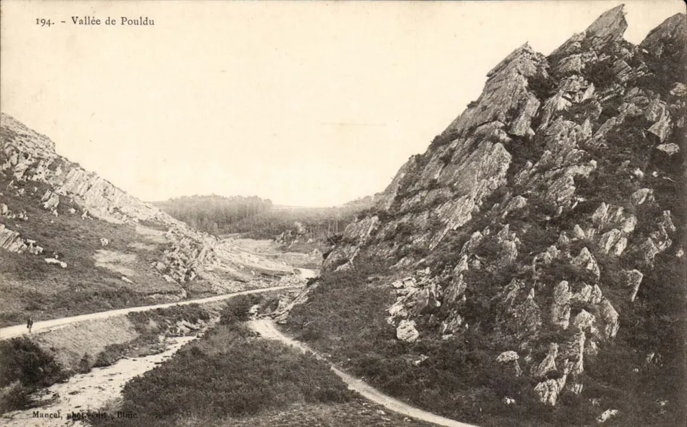 Vale de Pouldu — vista da vale entre falésias rochosas — Mancel, fotógrafo, Bujic - Frente