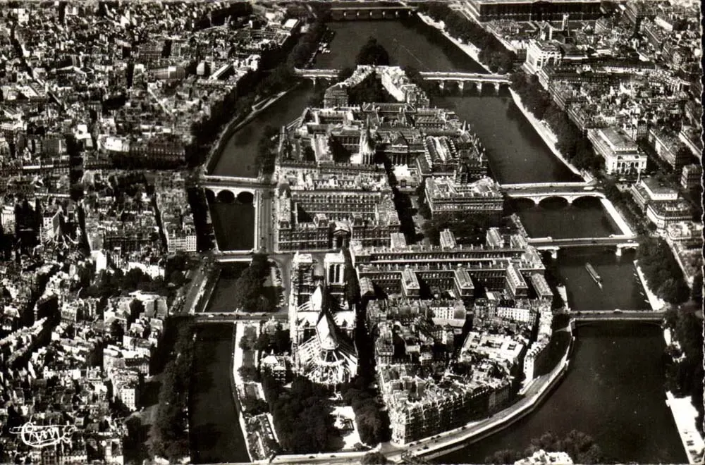Paris — Vue panoramique sur l'Île de la Cité — Combier Imp. Lacon - Recto