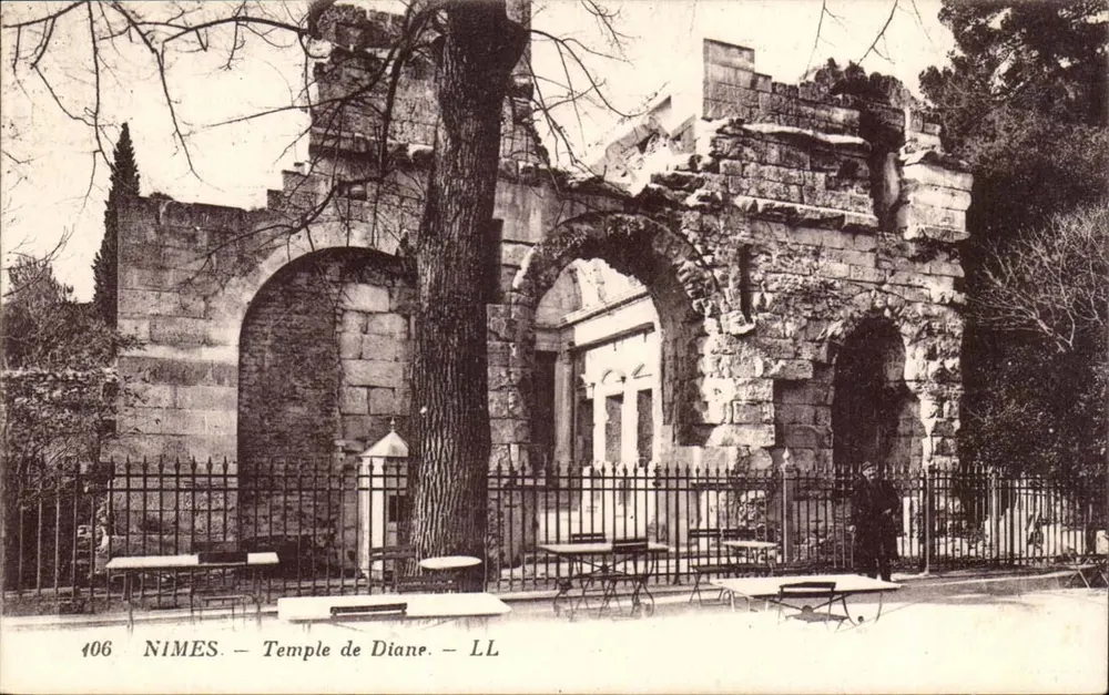Nîmes — Templo de Diana — LL - Frente