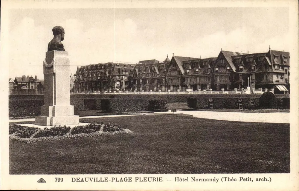 Deauville-Plage Fleurie — Hotel Normandy (Théo Petit, arq.) - Frente