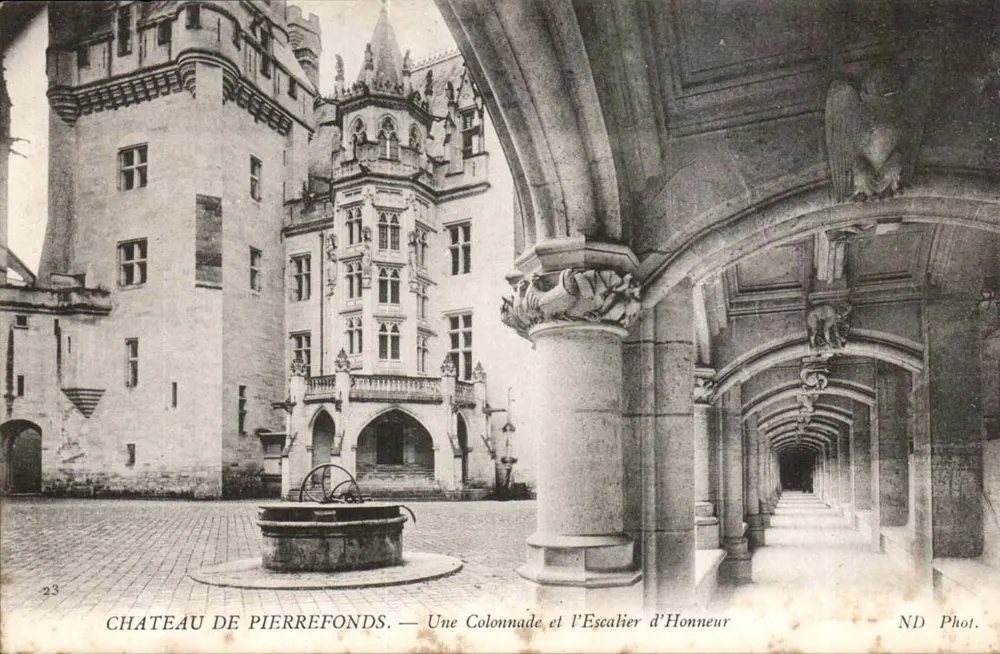 Schloss Pierrefonds — Eine Säulenreihe und die Ehrenstiege — ND Phot. - Vorderseite