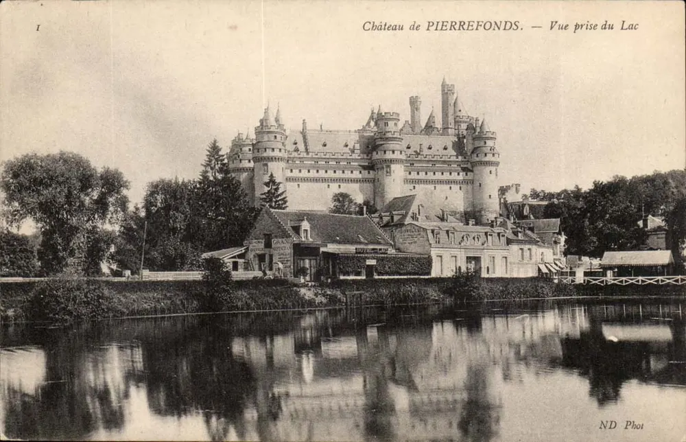 Castelo de PIERREFONDS — Vista tirada do Lago — ND Phot - Frente