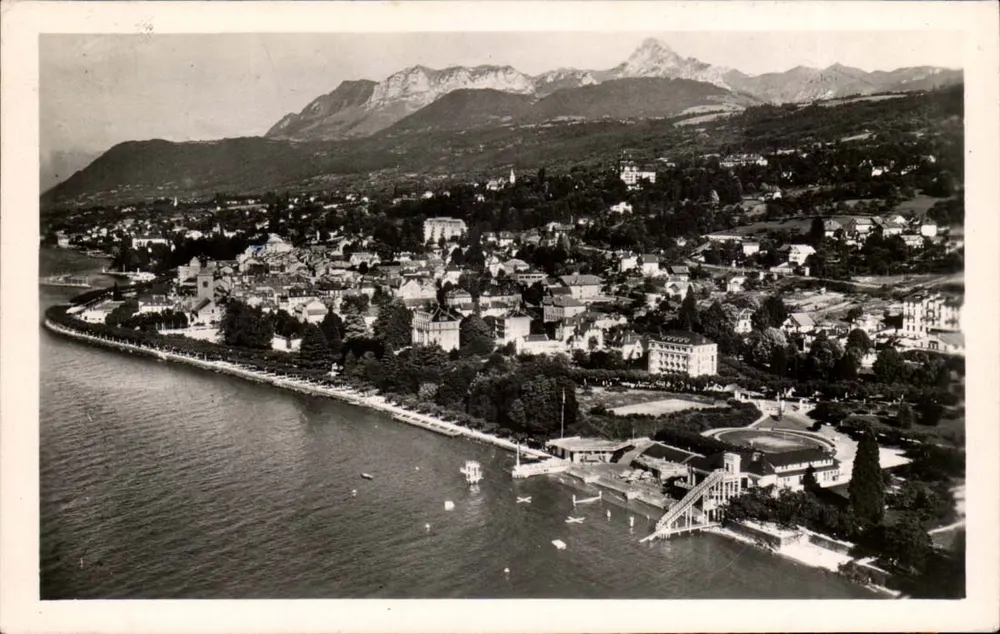 Évian-les-Bains — widok z powietrza jeziora i gór — Wydawnictwo J. Céard - Awers