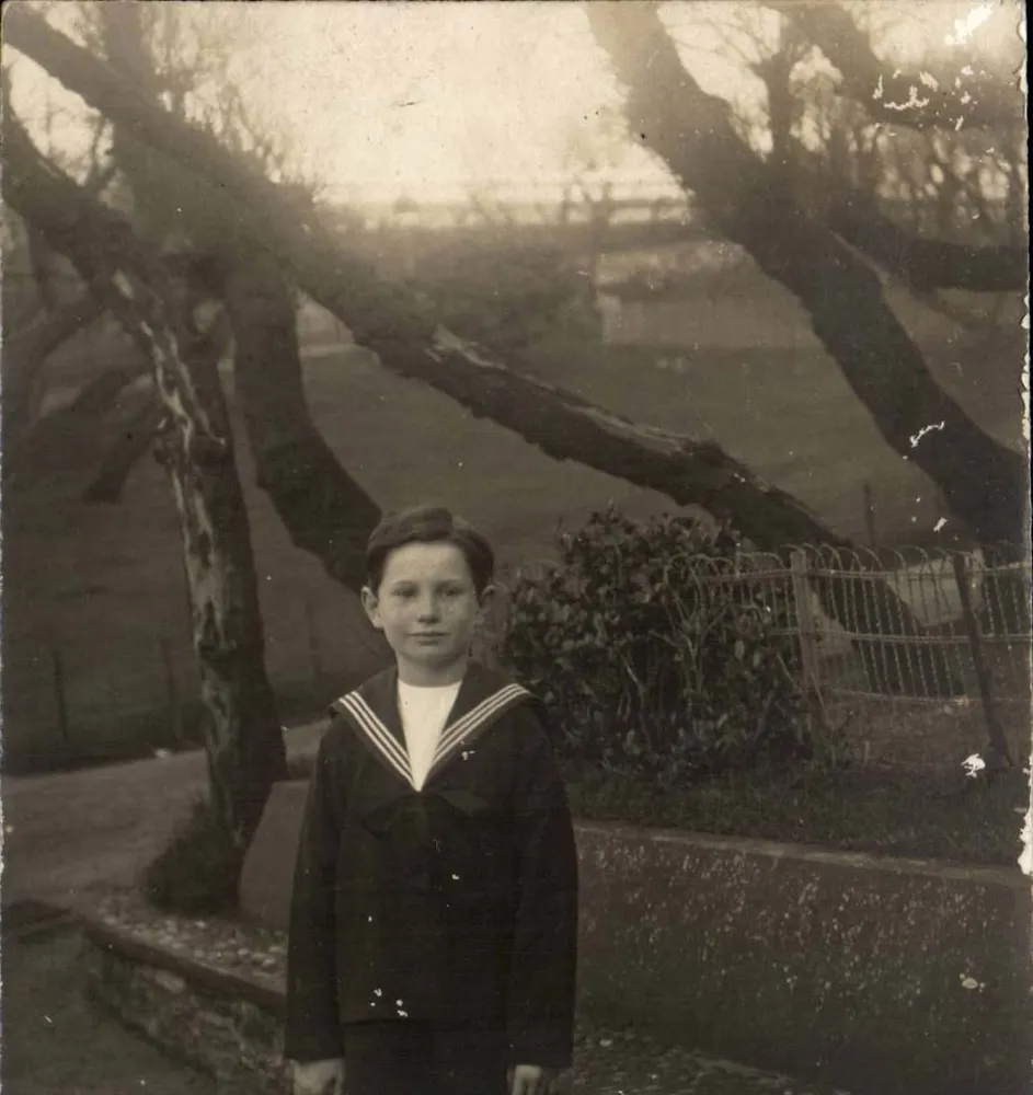Junge in Marineuniform — Garten mit Bäumen — R. Gullentoot, Béaupug, Fauts - Vorderseite