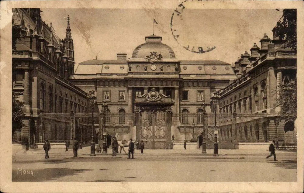 Palácio de Justiça — cour d'honneur — editor MONA, n°28 - Frente
