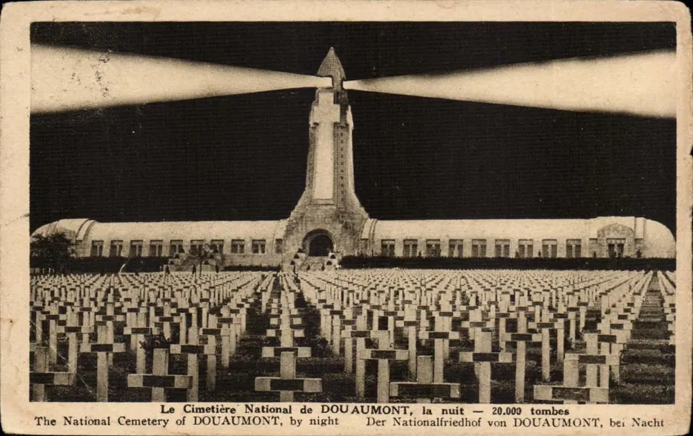 Nationalfriedhof von Douaumont — Nacht — 20.000 Grabstellen — Héloïsophile Combier-Nacon - Vorderseite