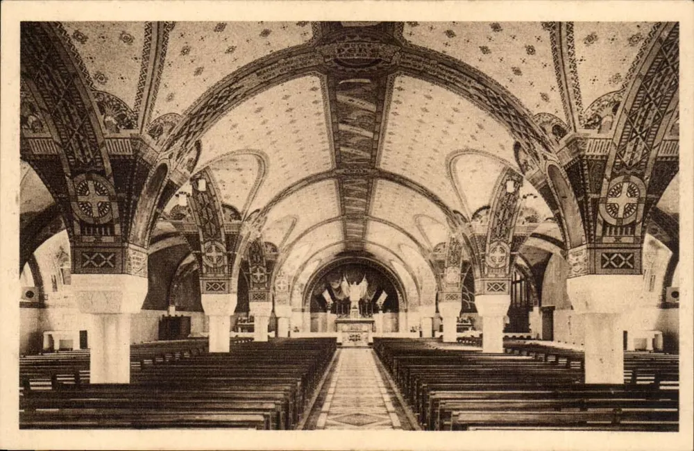 A Basílica de Lisieux — A Cripta (vista geral) — Edição C. B. T., Lisieux - Frente