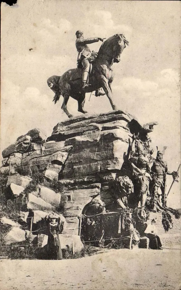 Monumento equestre — estátua de guerreiro sobre rocha — editor desconhecido - Frente