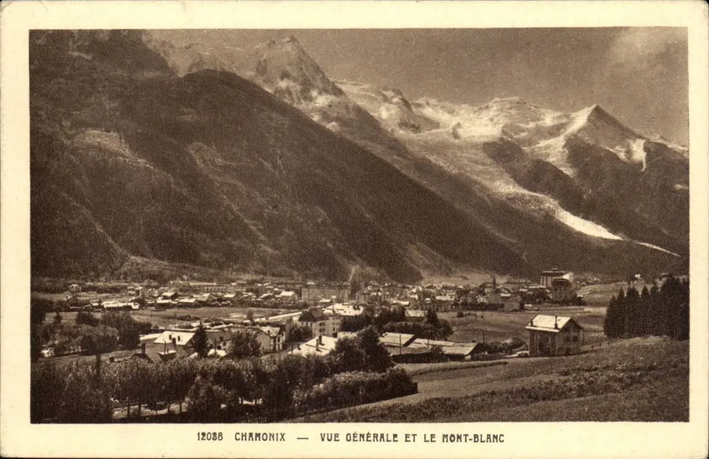 Chamonix — Vista geral e o Mont-Blanc — n° 12088 - Frente