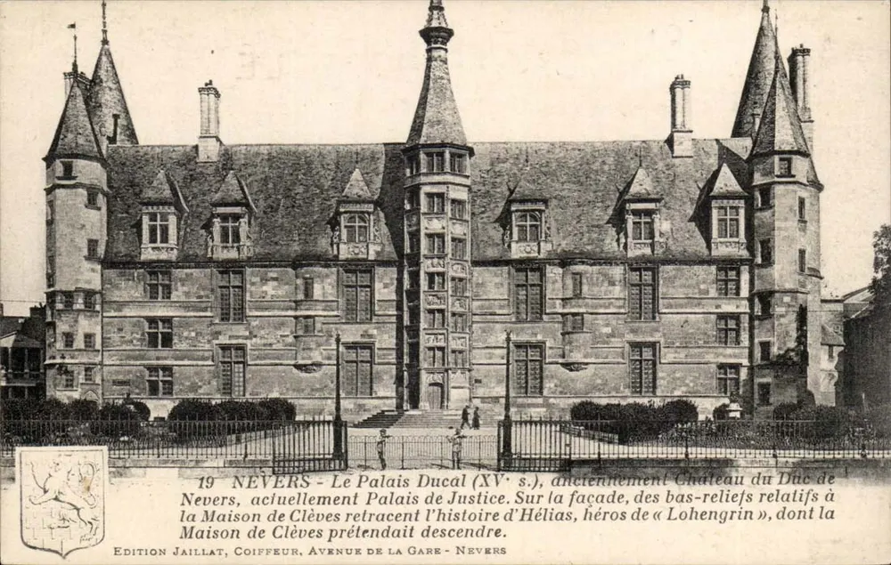 Nevers - O Palácio Ducal (século XV), anteriormente Castelo do Duque de Nevers, atualmente Palácio de Justiça. Na fachada, baixos-relevos relacionados à Casa de Clèves, que alega descendência. - Frente