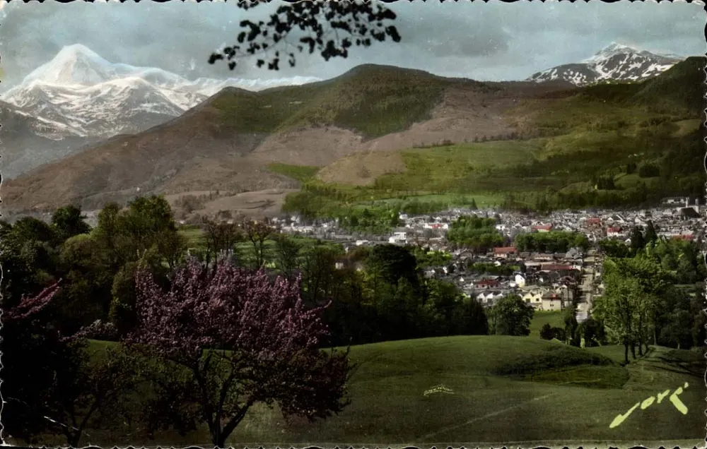 Bagnères-de-Bigorre — allgemeiner Blick mit dem Pic du Midi (2877 m) — Editions Jove, n° 924 - Vorderseite