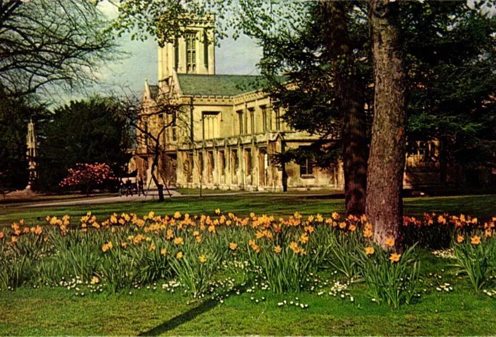 Cheltenham College — vista da igreja e do jardim — editor W. R. Bawden, n° P37729 - Frente