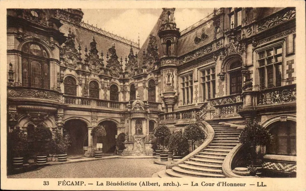 Fécamp — A Bénédictine (Albert, arq.) — A Cour de Honra — LL. - Frente