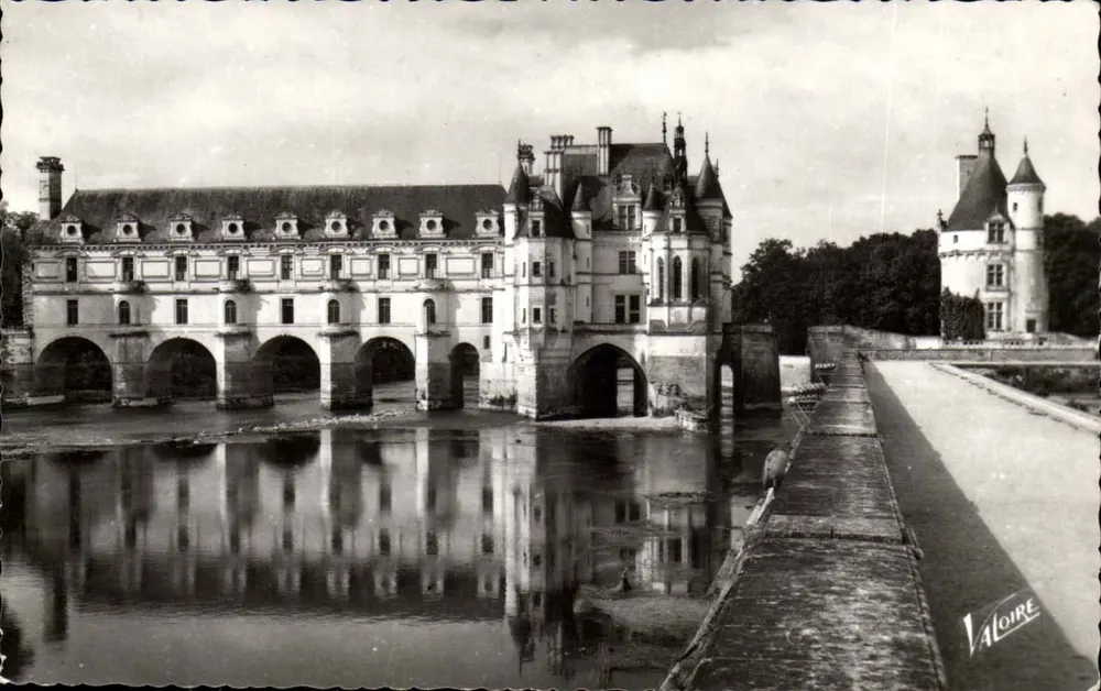 Chenonceaux — Le château et son reflet dans le Cher. À droite, la tour des Marques — Éditions Valoire, n°2.251 - Vorderseite