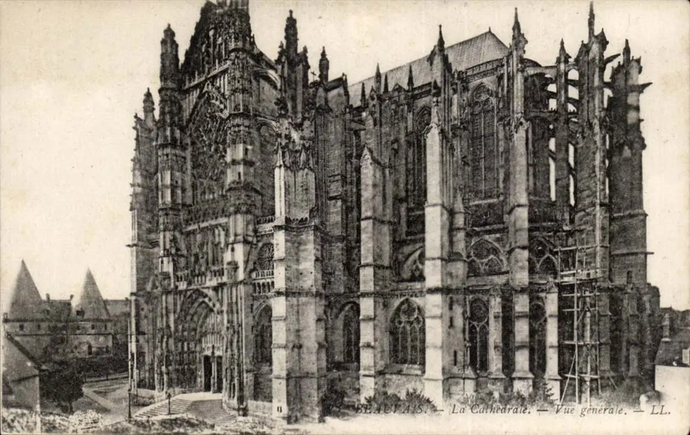 Beauvais — A Catedral — Vista geral — LL. - Frente