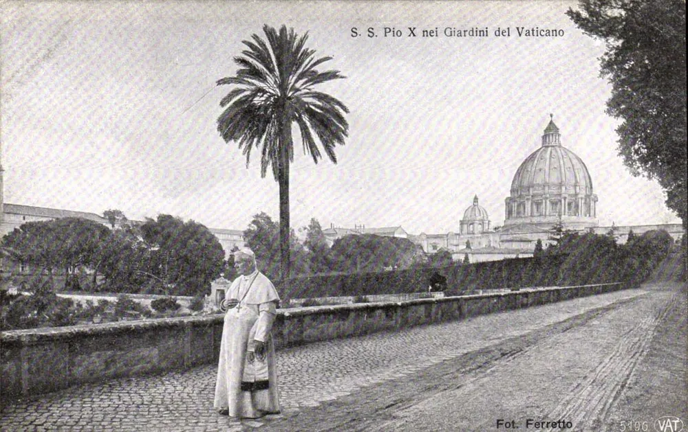 S.S. Pio X nos Jardins do Vaticano — Fot. Ferretto n° 5496 (VAT) - Frente