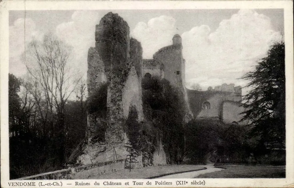 Vendôme (L.-et-Ch.) — Ruinen des Schlosses und der Tour de Poitiers (12. Jahrhundert) - Vorderseite