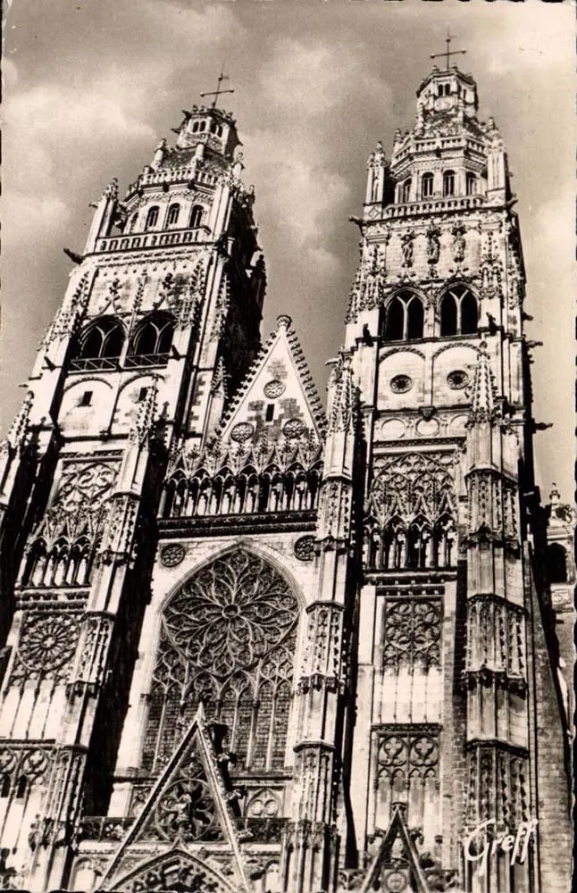 Tours — As Flechas da Catedral e a Rosace — Greff, Editor - Frente