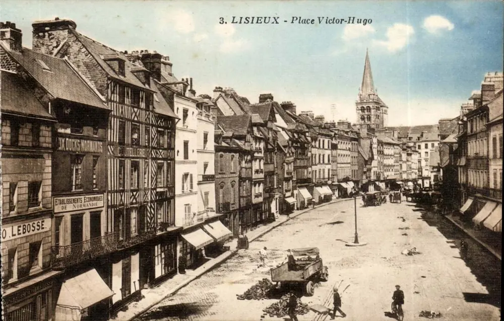 Lisieux - Place Victor-Hugo — uitzicht op de plein met religieus gebouw in de achtergrond — J. Nozairs, Nantes - Voorkant