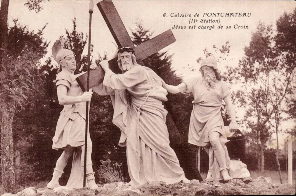Calvarien von Pontchâteau — 6. Station: Jesus trägt sein Kreuz — J. Nozais, Nantes - Vorderseite
