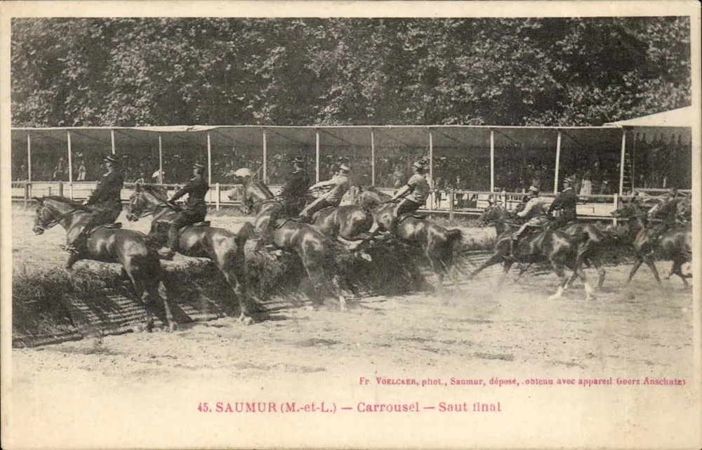 Saumur (M.-et-L.) — Carrousel — Salto final — Fr. Voelcker, fot. Saumur - Frente
