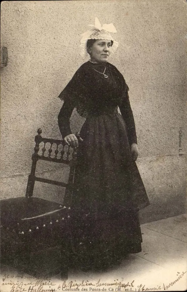 Mulher em traje dos Ponts-de-Cé — Coleção L. B. — Editor: Hallouin - Frente