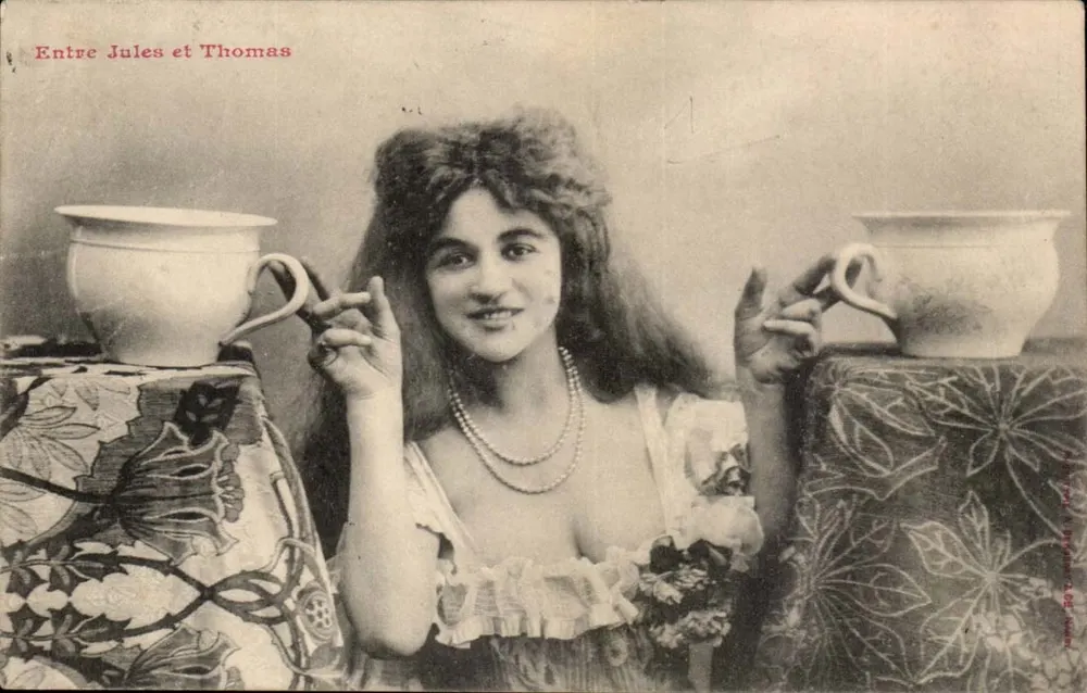 Lächelnde Frau zwischen zwei Teekannen — Zwischen Jules und Thomas — Verlag: 20, avenue de l'Opéra, Paris - Vorderseite
