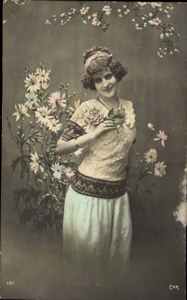 Junge Frau in gestreifter Kleidung — Blumendekoration — Verleger CAR, n° 131 - Vorderseite