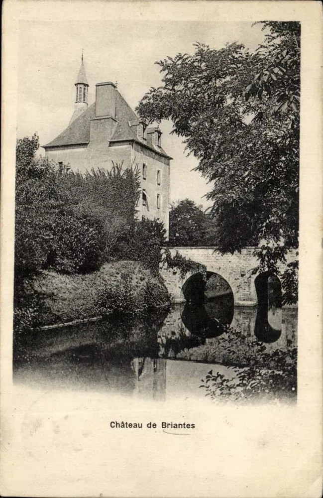Castelo de Briantes — vista do castelo e do ponte sobre a água — editor desconhecido, número de série não visível - Frente