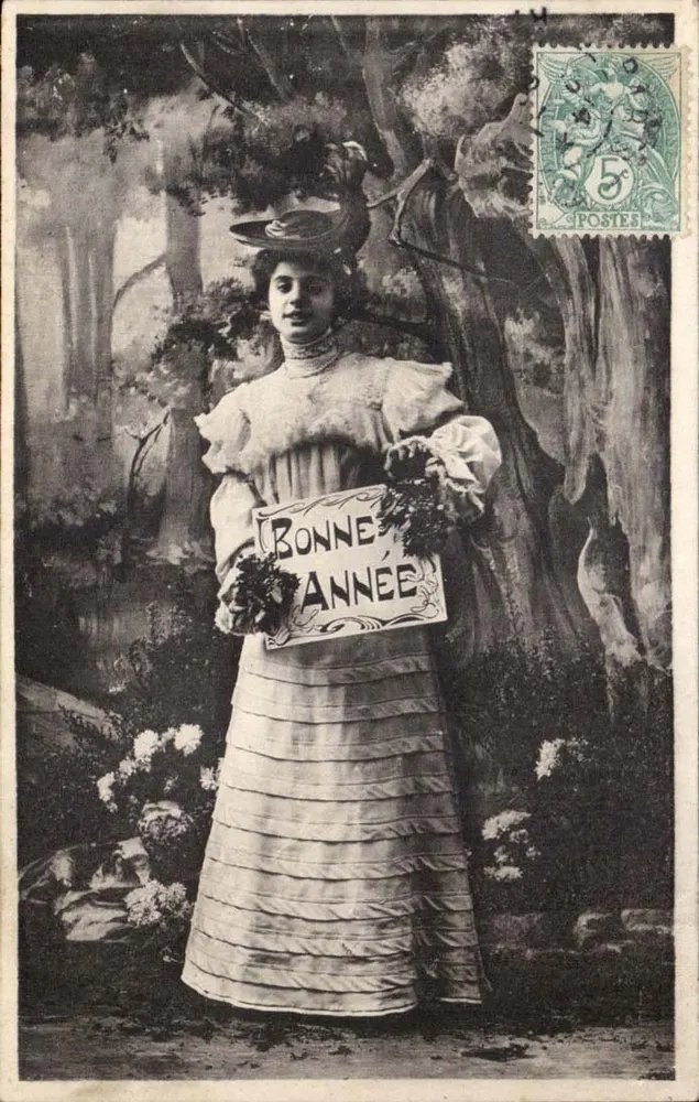 Frau in einem Rüschenkleid mit einem Schild 'BONNE ANNÉE' — Verlag 'Buccès' Nr. 18 - Vorderseite