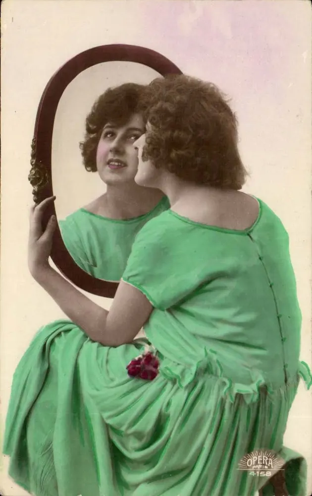 Frau in grüner Kleidung vor einem Spiegel — Verlag OPERA PARIS Nr. 4158 - Vorderseite