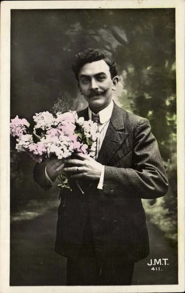 Mann mit Schnurrbart, der einen Blumenstrauß hält — J.M.T. 411 — Fotograf J.M.T. - Vorderseite