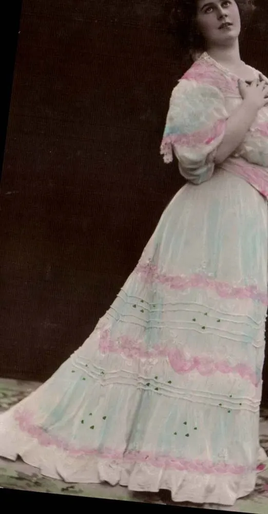 Junge Frau in einem farbenfrohen Kleid — Studio Grancotypie, Stettin — Grancotypie A.G. Stettin - Vorderseite